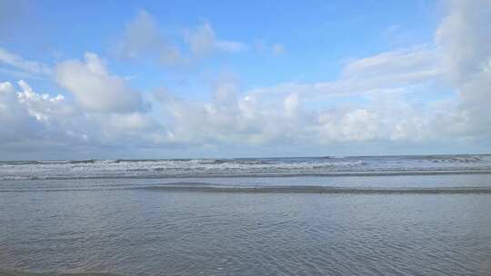 蓝天白云下广西北海大海沙海岸线风景风光