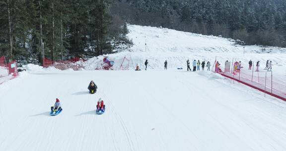 航拍四川毕棚沟滑雪场游客开心滑雪游玩