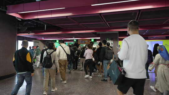 香港铜锣湾地铁高峰人潮