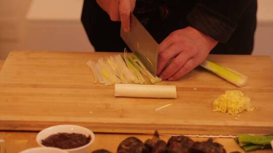 厨师切大葱葱白 (3)视频素材模板下载
