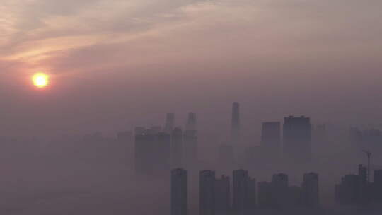 一个仿佛飘浮在空气中，有雾有尘的城市。