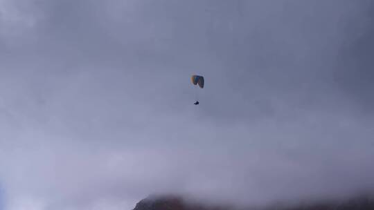 空中的滑翔伞视频素材模板下载