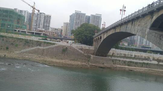 河水古老的石拱桥