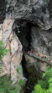 竖版航拍湖北神农架天生桥景区