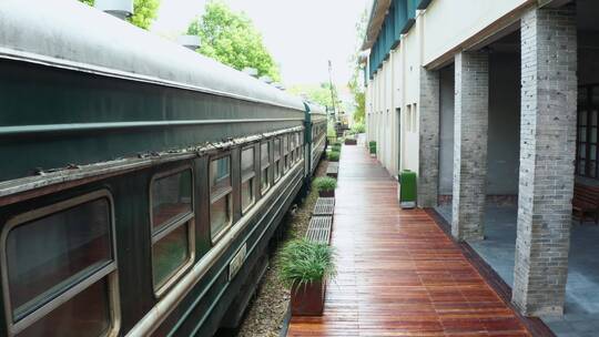 复古绿皮火车停靠车站空镜视频素材模板下载