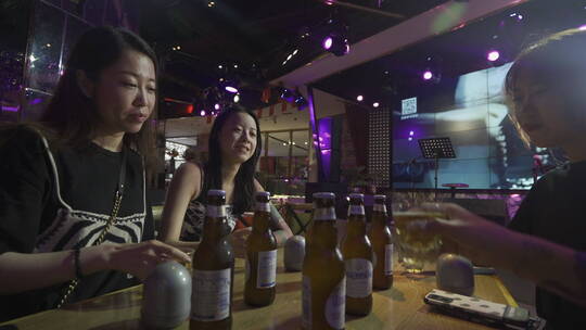 音乐餐厅里女孩们喝酒碰杯3