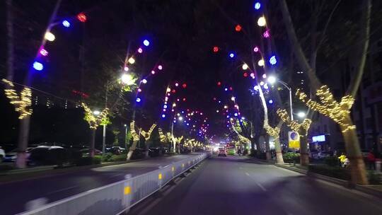 夜晚循环灯光开车街道节日气氛前进