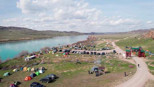 哈萨克斯坦伊犁河附近露营的无人机镜头