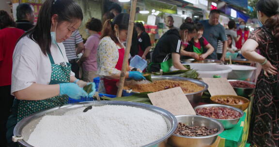 成都马鞍街店员女人忙碌包粽子准备端午节