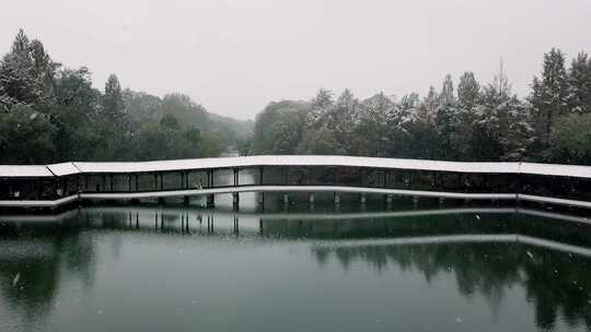 航拍杭州西湖景区浴鹄湾霁虹桥雪景