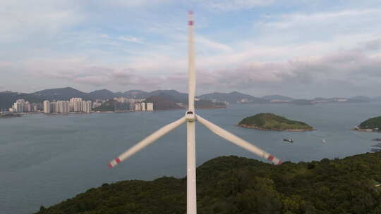 香港南丫岛旋转风力涡轮机的鸟瞰图。后面是