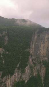 竖版航拍湖南张家界天门山5A景区