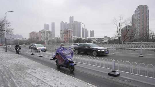 雪天路上车流