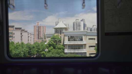 地铁轻轨窗外的风景