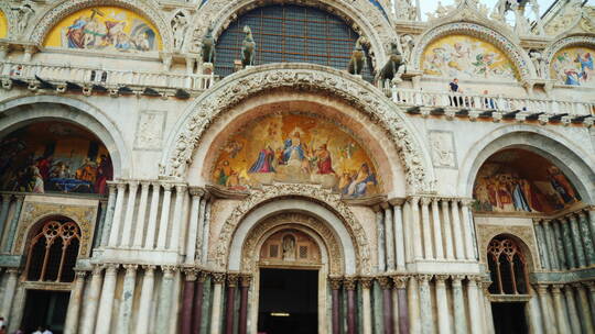 威尼斯圣马可大教堂与马雕像