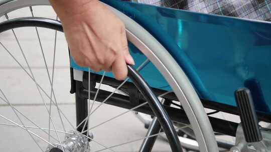 坐着轮椅的病人视频素材模板下载