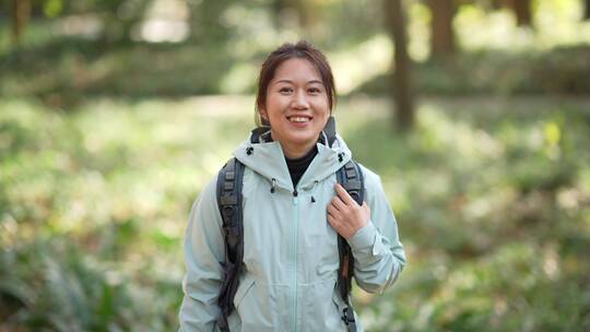 中年女性原始森林户外徒步探险感受自然