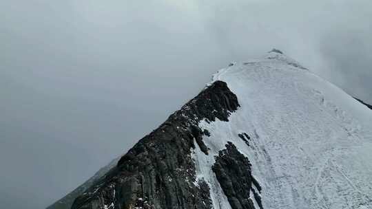 航拍四川甘孜贡嘎山卫峰乌库楚雪山风光