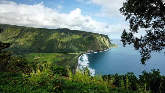 蓝天白云岛屿和大海