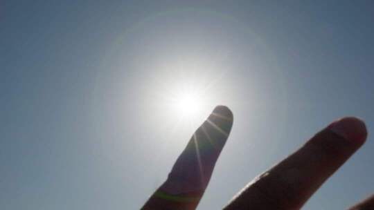 手触摸太阳祈求希望加油打气明天更好