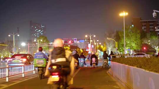 夜晚城市行人过马路汽车车辆车流人流夜景街