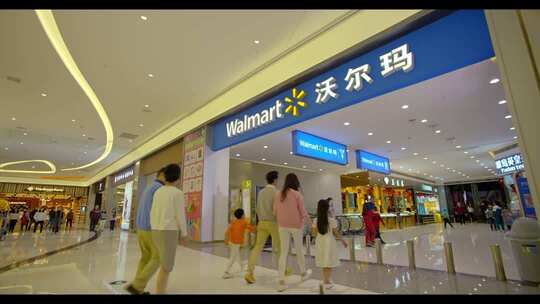 一家人逛超市 沃尔玛购物