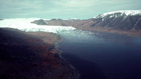 格陵兰海的雪山和漂流的冰山视频素材模板下载