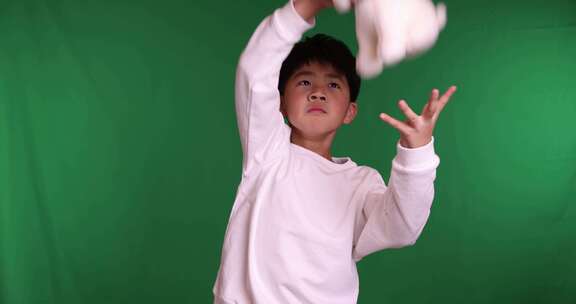 帅气的中国小男孩接住毛绒玩具唯美慢镜头