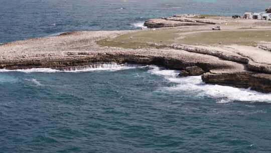 安提瓜和巴布达恶魔桥石灰石岩层的浪花飞溅