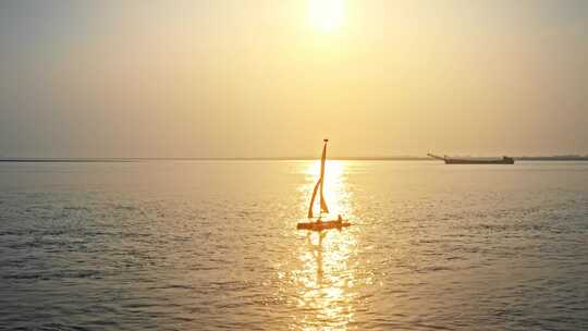 夕阳下洞庭湖上的帆船