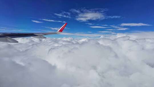 成都航空飞机穿云云景风光