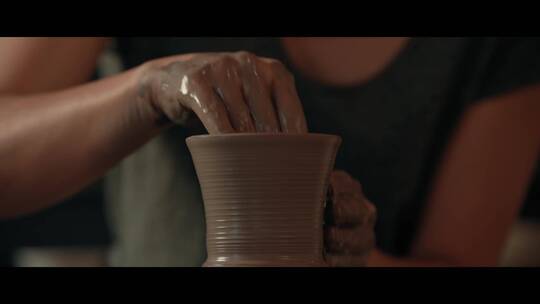 女人用粘土制作陶瓷花瓶口