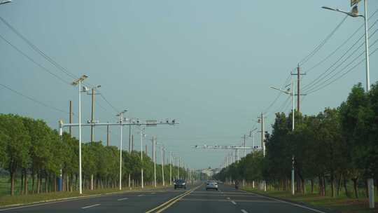 开车行驶在乡村公路驾驶第一视角车窗外风景