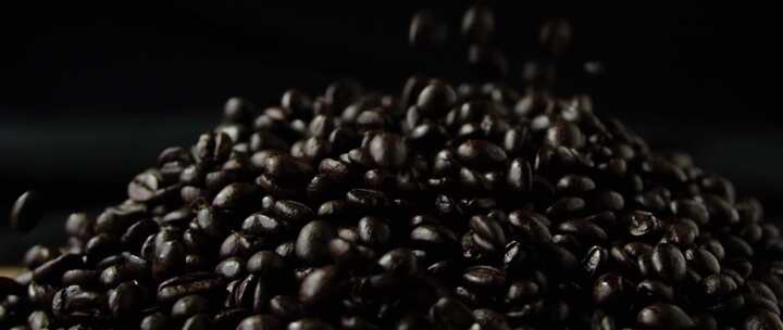 一堆深色烘焙咖啡豆
