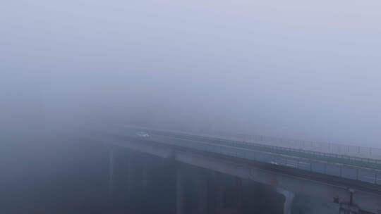 大雾浓雾天气高速路行车