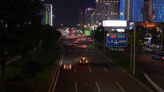 夜晚城市道路车来车往实拍