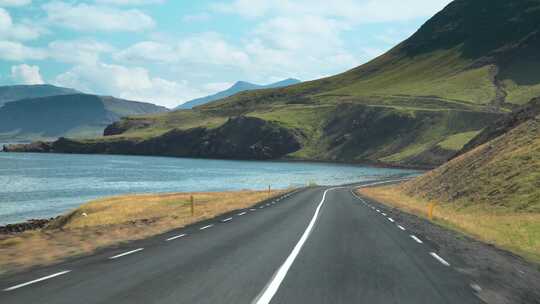汽车行驶在去冰岛的路上