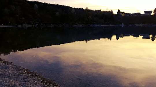 日落时的湖景