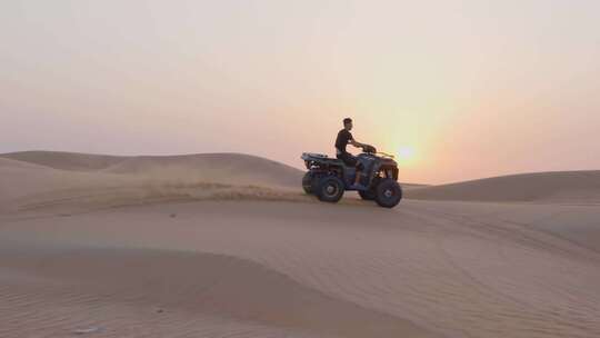 在沙漠上骑沙地摩托