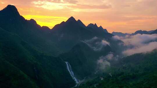 清晨云海日出云层山顶山林山峰云雾缭绕风景