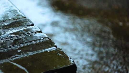 胡同行人雨中行走意向空镜实拍