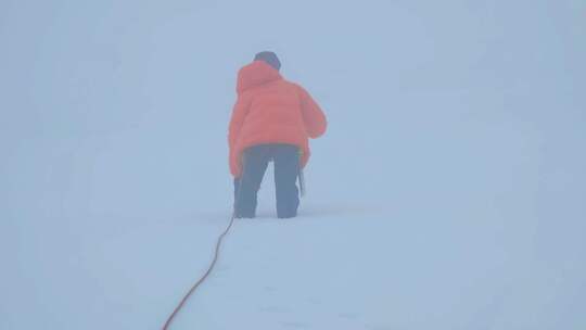 云雾中攀登川西沙鲁里山脉加拉本森的登山者