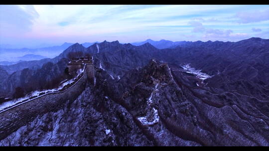 航拍箭扣长城雪景 黎明 烽火台 移 转 右侧