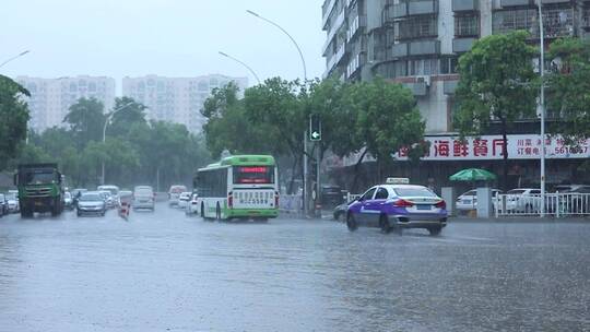 4K 雨天 下雨 大雨 车流 外卖过马路