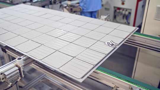 现代自动化太阳能板生产