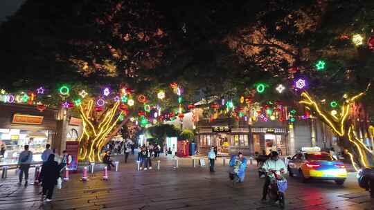 装饰彩灯的街道夜景