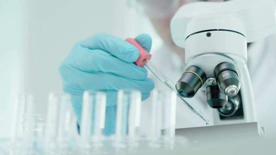 实验室精准医学研究显微镜和试管