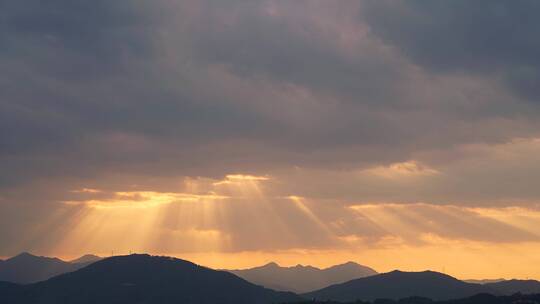 天空阳光穿透云层光影太阳光线变化云朵延时视频素材模板下载