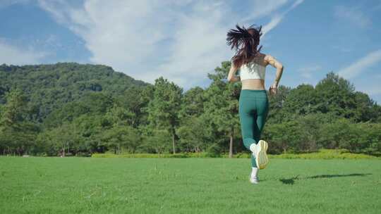 大草坪上美女奔跑 跑步运动