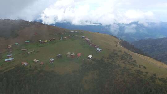 山顶上的草地上五颜六色的小高原房屋